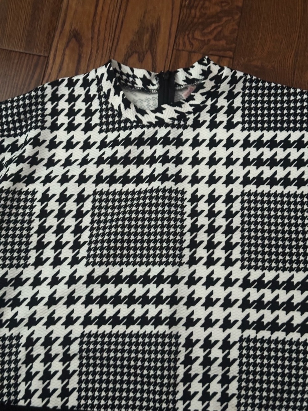 Affordable Fashion Finds Black and White Houndstooth Crewneck
